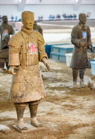 Foto de Xi 'an, provincia de Shaanxi, China - 28 de octubre de 2015: Impresionante vista de los Guerreros de Terracota del famoso Ejército de Terracota dentro del Mausoleo Qin Shi Huang del Primer Emperador de China. - Imagen libre de derechos