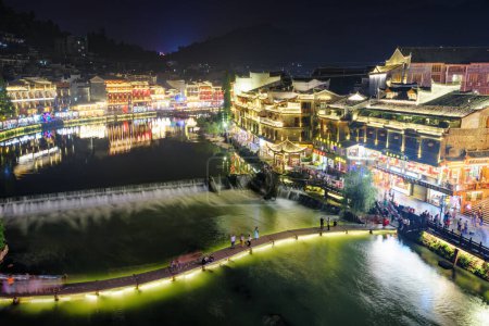 Foto de Fenghuang, China - 23 de septiembre de 2017: Fabulosa vista aérea nocturna de Phoenix Ancient Town y el río Tuojiang (río Tuo Jiang). Fenghuang es un popular destino turístico de Asia. - Imagen libre de derechos