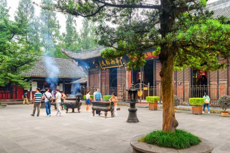 Téléchargez les photos : Chengdu, Chine - 25 septembre 2017 : Vue imprenable sur la combustion d'encens dans la cour pittoresque du temple Wenshu. Le monastère bouddhiste est une destination touristique populaire d'Asie. - en image libre de droit