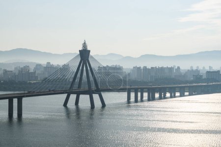 Foto de Vista panorámica del puente olímpico sobre el río Han (Hangang) en el centro de Seúl en Corea del Sur. Hermoso paisaje urbano. Seúl es un destino turístico popular de Asia. - Imagen libre de derechos
