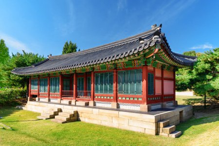 Vue imprenable sur le bâtiment coloré du palais Gyeongbokgung à Séoul, en Corée du Sud. Architecture traditionnelle coréenne. Séoul est une destination touristique populaire de l'Asie.