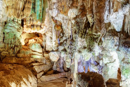 Stalactites et stalagmites dans la grotte de Phong Nha au parc national de Phong Nha-Ke Bang au Vietnam. Phong Nha Cave est une attraction touristique populaire d'Asie.
