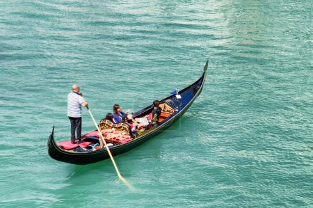 Foto de Góndola navegando en el Gran Canal, Venecia, Italia. Venecia es un destino turístico popular de Europa. - Imagen libre de derechos