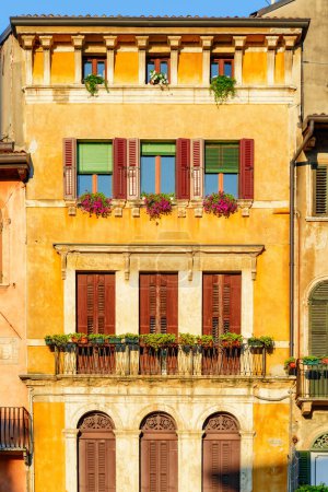 Téléchargez les photos : Façade colorée de la vieille maison à Vérone, Italie. Vérone est une destination touristique populaire de l'Europe. - en image libre de droit