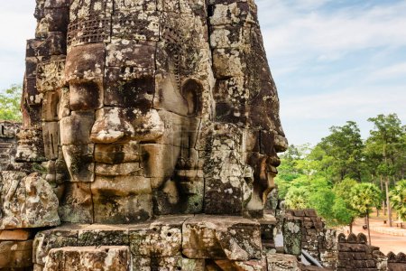 Foto de Cara de piedra gigante del antiguo templo de Bayon. Templo de Bayon ubicado en Angkor Thom, Siem Reap, Camboya. Angkor Thom es una atracción turística popular. - Imagen libre de derechos