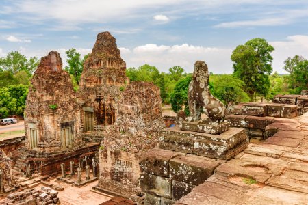 Foto de Misteriosas ruinas del antiguo templo Pre Rup en la increíble Angkor, Siem Reap, Camboya. Enigmático Pre Rup ubicado entre la selva tropical. Angkor es una atracción turística popular. - Imagen libre de derechos