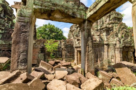 Foto de Misteriosas ruinas del antiguo templo de Preah Khan en el increíble Angkor bajo el sol de la mañana. Siem Reap, Camboya. Enigmático Preah Khan ubicado entre la selva tropical. Angkor es una atracción turística popular
. - Imagen libre de derechos