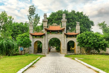 Impresionante puerta antigua de Chua Nhat Tru templo budista en Hoa Lu antigua capital de Vietnam. Hoa Lu es una atracción turística popular en la provincia de Ninh Binh.