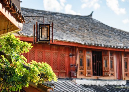 Linterna de calle tradicional china en el casco antiguo de Lijiang, China. Lijiang es un popular destino turístico de Asia.