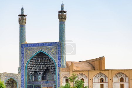 Foto de Iwan de entrada de la Mezquita del Sha (Mezquita del Imán) desde la Plaza Naqsh-e Jahan en Isfahan, Irán. El lugar musulmán es una atracción turística popular de Oriente Medio. Arquitectura persa. - Imagen libre de derechos