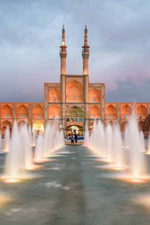 Téléchargez les photos : Magnifique vue du soir sur le complexe Amir Chakhmaq et la fontaine illuminée de la ville historique de Yazd, en Iran. Architecture persane unique de l'ancienne ville. - en image libre de droit