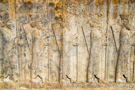 Impresionante bajorrelieve en la antigua necrópolis Naqsh-e Rustam en Irán. Detalle de gran tumba perteneciente a reyes aqueménidas tallada en la cara de roca a considerable altura sobre el suelo.