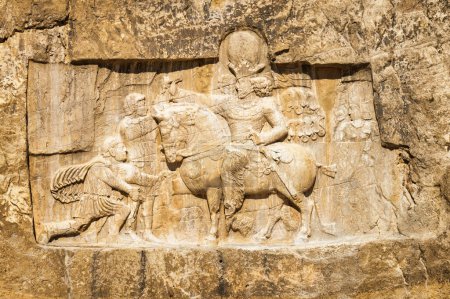 Maravilloso bajorrelieve en la antigua necrópolis Naqsh-e Rustam en Irán. Detalle de gran tumba perteneciente a reyes aqueménidas tallada en la cara de roca a considerable altura sobre el suelo.