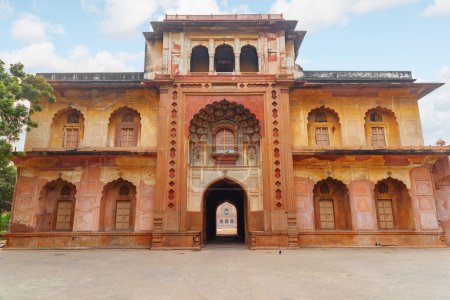 Wunderschönes, aus rotem Sandstein gewölbtes Tor des Safdarjung 's Tomb in Delhi, Indien. Wunderbare Mogularchitektur. Das Grab ist eine beliebte Touristenattraktion Südasiens.