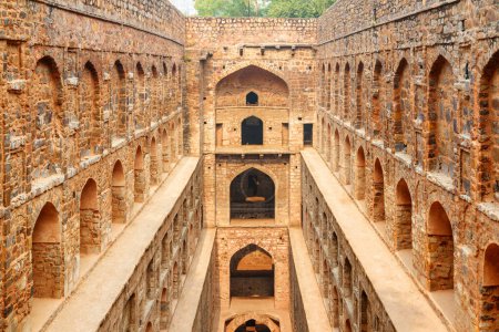 Magnífica vista del embalse Agrasen ki Baoli en Delhi, India. El antiguo paso bien es una atracción turística popular del sur de Asia. Hermosa arquitectura de monumento histórico con nichos arqueados.
