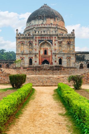 Impresionante vista de Bara Gumbad en Lodi Gardens en Delhi, India. El monumento medieval es una atracción turística popular del sur de Asia.