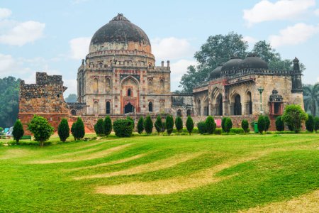 Impresionante vista de Bara Gumbad en Lodi Gardens en Delhi, India. El monumento medieval es una atracción turística popular del sur de Asia.