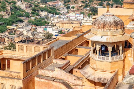 Téléchargez les photos : Vue imprenable sur la tour octogonale avec dôme au fort Amer et au palais (fort Amber) à Jaipur, Rajasthan, Inde. Architecture de colline militaire Rajput. Jaipur est une destination touristique populaire d'Asie du Sud - en image libre de droit