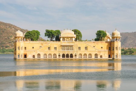 genial Blick auf jal mahal (Wasserpalast) in der Mitte des Mannes sagar See in Jaipur, Rajasthan, Indien. erstaunliche rajput Stil der Architektur. Jaipur ist ein beliebtes Touristenziel in Südasien.