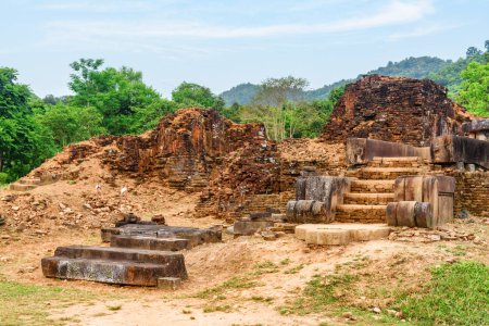 My Son Sanctuary inmitten grüner Wälder in Da Nang (Danang), Vietnam. My Son ist ein Komplex teilweise zerstörter alter Hindu-Tempel, die von den Königen von Champa erbaut wurden.