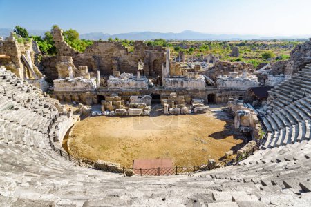 Foto de Vista del antiguo teatro en Side, Turquía. Side es un destino turístico popular en Turquía. - Imagen libre de derechos