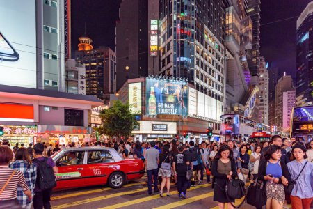 Téléchargez les photos : Hong Kong - 20 octobre 2017 : Piétons traversant la route Hennessy dans la baie Causeway. Hong Kong est une destination touristique populaire de l'Asie. - en image libre de droit