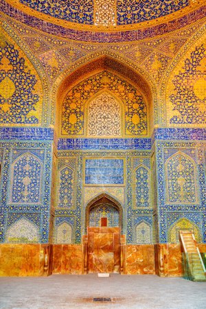 Foto de Isfahan, Irán - 23 de octubre de 2018: Maravillosa vista del impresionante mihrab dentro de la Mezquita del Sha (Mezquita del Imán). Colorido mosaico y hermosas inscripciones caligráficas. Increíble interior islámico persa. - Imagen libre de derechos