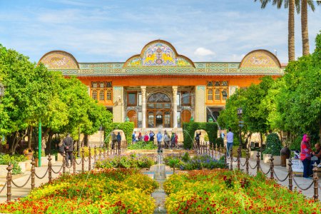 Foto de Shiraz, Irán - 29 de octubre de 2018: Increíble vista de Qavam Historical House y pintoresco jardín tradicional persa. La casa histórica es una atracción turística popular de Oriente Medio. - Imagen libre de derechos