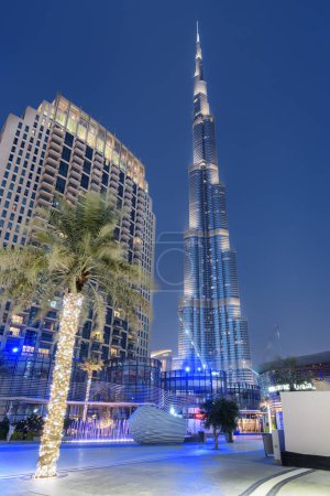 Foto de Dubái, Emiratos Árabes Unidos - 2 de noviembre de 2018: Increíble vista nocturna de la icónica Torre Burj Khalifa en el centro de la ciudad. Impresionante paisaje urbano. Dubai es un destino turístico popular de los Emiratos Árabes Unidos. - Imagen libre de derechos