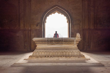 Téléchargez les photos : Delhi, Inde - 5 novembre 2018 : Vue imprenable sur le cénotaphe de marbre dans la chambre centrale de la tombe de Safdarjung. Mausolée de grès rouge. Le tombeau est une attraction touristique populaire de l'Asie du Sud. - en image libre de droit