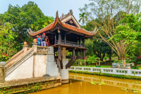 Foto de Hanoi, Vietnam - 19 de abril de 2019: Impresionante vista de la pagoda de un solo pilar. Turistas tomando fotos dentro del pabellón. El histórico templo budista es un popular destino turístico de Asia. - Imagen libre de derechos