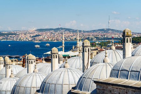 Ungewöhnliche Skyline von Istanbul, Türkei. Tolle Luftaufnahme des Bosporus. Im Hintergrund ist der Camlica Tower zu sehen. Istanbul ist ein beliebtes Touristenziel weltweit.