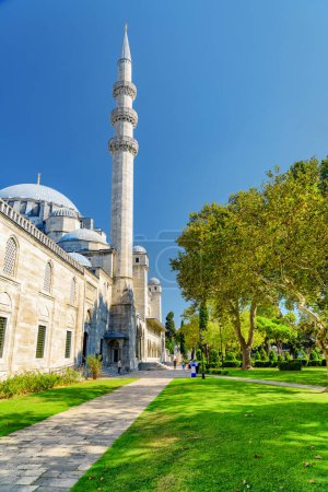Foto de Vista lateral de la Mezquita Suleymaniye en Estambul, Turquía. La mezquita imperial otomana es un destino popular entre los peregrinos y turistas del mundo. - Imagen libre de derechos