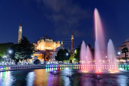 Foto de Vista nocturna de la Fuente en la Plaza Sultanahmet y la Santa Sofía en Estambul, Turquía. La Plaza Sultanahmet es una popular atracción turística de Estambul. - Imagen libre de derechos