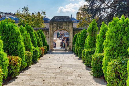 Foto de Impresionante vista de una pintoresca puerta a los verdes jardines de la Mezquita Suleymaniye en Estambul, Turquía. La mezquita imperial otomana es un destino popular entre los peregrinos y turistas del mundo. - Imagen libre de derechos