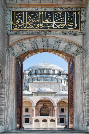Foto de Impresionante vista de la Mezquita Suleymaniye a través de la puerta occidental en Estambul, Turquía. La mezquita imperial otomana es un destino popular entre los peregrinos y turistas del mundo. - Imagen libre de derechos
