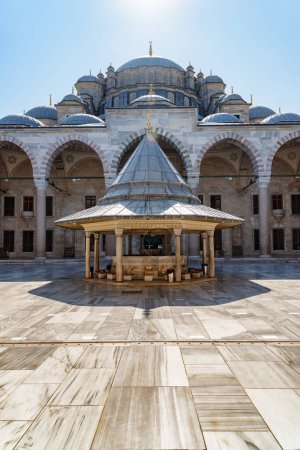 Fontaine d'ablution au milieu de la cour de la mosquée Fatih à Istanbul, Turquie. La mosquée impériale ottomane est une destination populaire parmi les touristes et les pèlerins dans le monde.