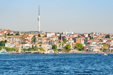 Foto de Vista del Bósforo en Estambul, Turquía. La Torre Camlica es visible en el fondo. Estambul es un destino turístico popular en el mundo. - Imagen libre de derechos