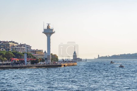 Blick auf den Uskudar-Küstenweg vom Bosporus in Istanbul, Türkei. Im Hintergrund ist der Mädchenturm (Leander-Turm) zu sehen. Istanbul ist ein beliebtes Touristenziel weltweit.