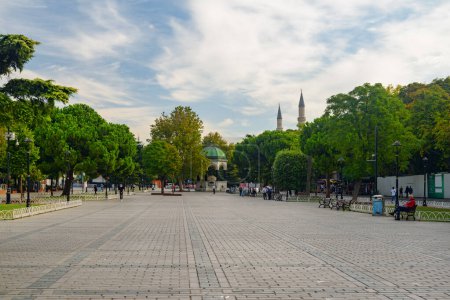 Téléchargez les photos : Vue panoramique de la place Sultanahmet à Istanbul, Turquie. L'ancien hippodrome de Constantinople est une attraction touristique populaire en Turquie. La fontaine allemande est visible en arrière-plan. - en image libre de droit