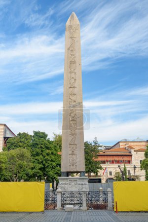 Foto de Impresionante vista del Obelisco de Teodosio en la Plaza Sultanahmet de Estambul, Turquía. El antiguo obelisco egipcio del faraón Thutmosis III es una atracción turística popular en Turquía. - Imagen libre de derechos