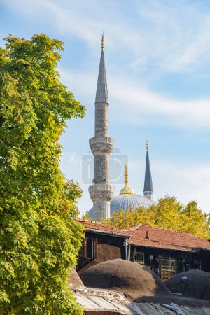 Foto de Impresionante vista de un minarete de la mezquita Sultan Ahmed en Estambul, Turquía. La Mezquita Azul es un destino popular entre los peregrinos y turistas del mundo. - Imagen libre de derechos