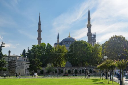 Foto de Vista de la Mezquita del Sultán Ahmed entre jardines verdes en Estambul, Turquía. La Mezquita Azul es un destino popular entre los peregrinos y turistas de Estambul. - Imagen libre de derechos