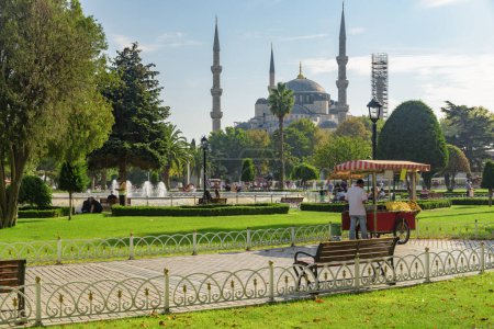 Foto de Vista de la Mezquita del Sultán Ahmed entre jardines verdes en Estambul, Turquía. La Mezquita Azul es un destino popular entre los peregrinos y turistas de Estambul. - Imagen libre de derechos