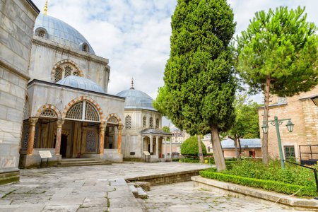 Das Grab von Sultan Mehmed III. und das Grab von Sehzades in der Hagia Sophia in Istanbul, Türkei. Die Große Moschee und früher die Kirche ist ein beliebtes Ziel von Pilgern und Touristen.
