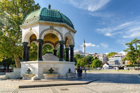Foto de Impresionante vista de la Fuente Alemana en la Plaza Sultanahmet de Estambul, Turquía. La fuente de ablución es una atracción turística popular en Turquía. - Imagen libre de derechos