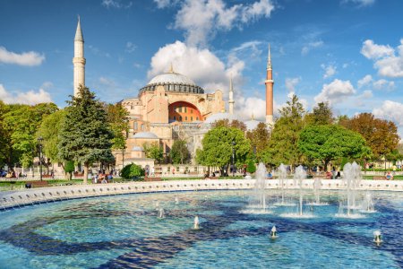 Foto de Fuente en la Plaza Sultanahmet y la Santa Sofía en Estambul, Turquía. La Plaza Sultanahmet es una popular atracción turística de Estambul. - Imagen libre de derechos