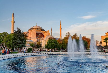 Téléchargez les photos : Fontaine sur la place Sultanahmet et la Hagia Sophia à Istanbul, Turquie. La place Sultanahmet est une attraction touristique populaire d'Istanbul. - en image libre de droit