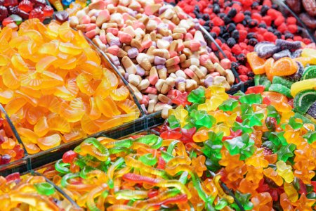 Téléchargez les photos : Large gamme de bonbons à la gelée au Grand Bazar d'Istanbul, Turquie. Le marché historique est une destination touristique populaire et l'un des plus anciens marchés du monde. - en image libre de droit
