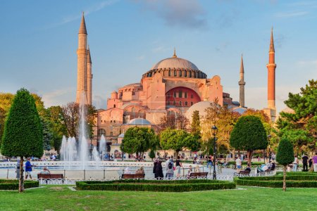 Foto de Fuente en la Plaza Sultanahmet y la Santa Sofía en Estambul, Turquía. La Plaza Sultanahmet es una popular atracción turística de Estambul. - Imagen libre de derechos